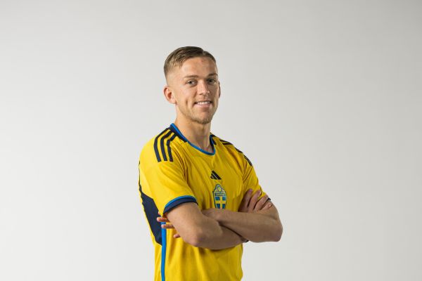 Jesper Karlsson i Svenska Landslagets gula fotbollströja.